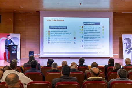 Manavgat Belediyesi’nden Muhtarlara Afet Eğitimi