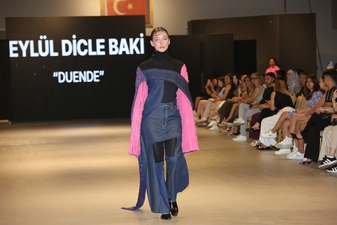 Tekstil ve Moda Tasarımı Öğrencilerinden Mezuniyet Defilesi