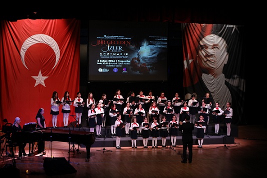 Minik kalpler müziğin birleştirici gücüyle  depremde hayatını kaybedenleri andı