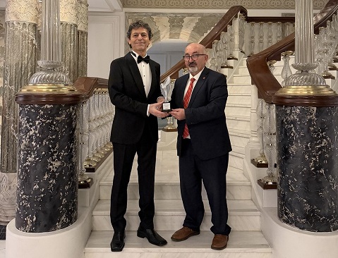 Akif Manaf’a Bir Barış Ödülü Daha: Dünyaca Ünlü Yazar Egeyön Barış Ödülünü Aldı