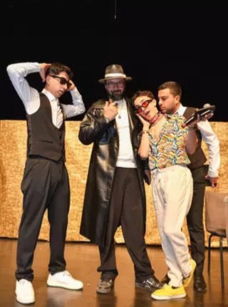 Antalya’da ’Salaklar Sofrası’ komedi oyunu seyirciyle buluştu