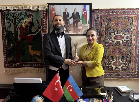 Dünyaca Ünlü Yazar Akif Manaf’a Anlamlı Ödül: “Barış Sanatı Ödülü”