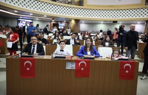 Antalya Büyükşehir Meclisi’nde koltuklar çocuklarda