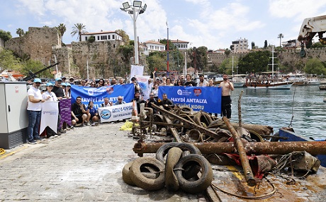 Antalya Büyükşehir’den Yat Limanı’nda deniz dip temizliği