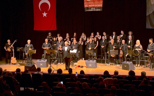 İZDO Türk Sanat Müziği Korosu Ayakta Alkışlandı