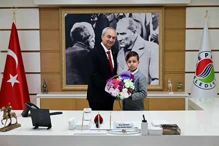 Kepez’de 23 Nisan coşkusu; Başkan Kocagöz koltuğunu 10 yaşındaki Ömer’e bıraktı