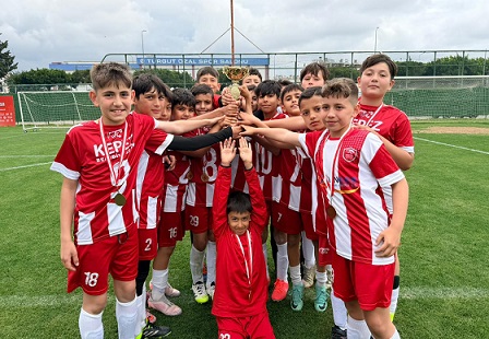 Kepez’de minik kramponlar kupalarını aldı