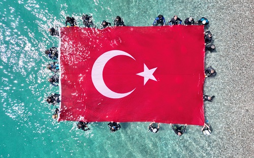 Antalya Konyaaltı Sahili’nde deniz dibi ve kıyı temizliği yapıldı