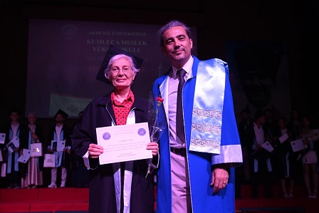 70 Yaşındaki Mezuna Diplomasını Dekan Oğlu Verdi