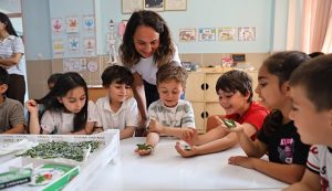 Antalya’da Çocuklar okullarda ipekböceği yetiştirecek