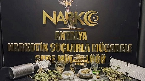 Antalya’da Aile görüntüsü vererek uyuşturucu taşıyan 3 şüpheli tutuklandı