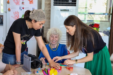 Antalya’da Alzheimer Hastaları Mavi Ev’de buluşuyor