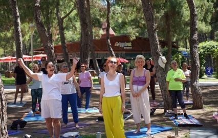 Konyaaltı’nda Kahkahalar Eşliğinde Yoga Yaptılar