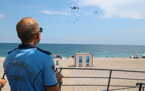 Antalya Konyaaltı Sahili’nde Dron Desteği ile Zabıta Denetimlerine Devam Ediliyor