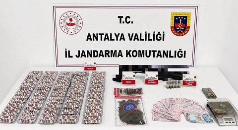 Kepez Ve Döşemealtı’nda Evlere Baskın: Kilolarca Skunk Ve 1.502 Hap Yakalandı