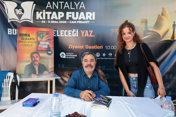 Ahmet Ümit, Antalya Kitap Fuarı’nda okurlarıyla buluştu