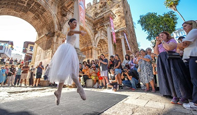 Antalya’nın Tarihî Kaleiçi Sokaklarında Sanat Rüzgârı